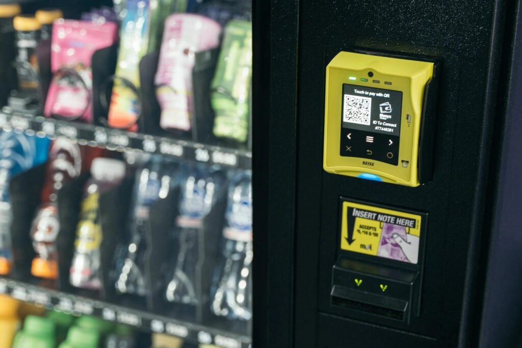 Card and cash payment system for a commercial vending machine